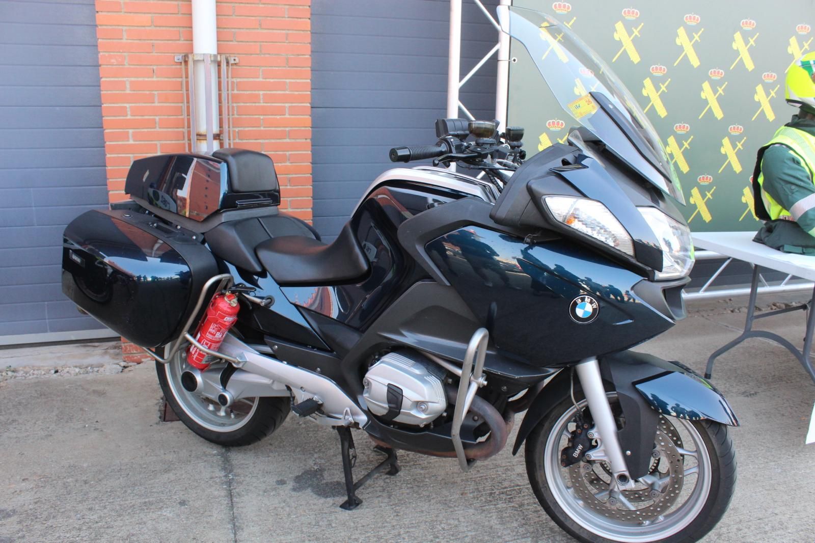 Motos camufladas y chaleco airbag, la nueva cara de la Guardia Civil de Tráfico de Salamanca