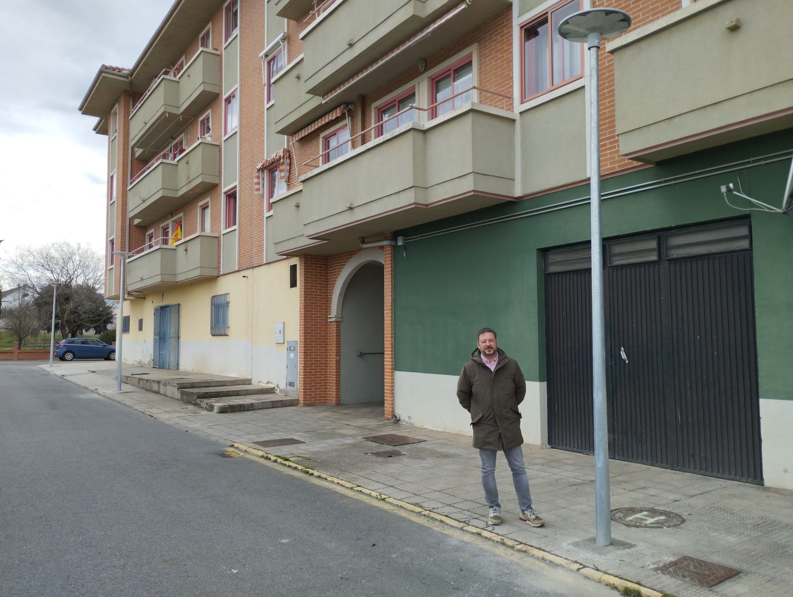 Santa Marta de Tormes instala tres nuevas farolas en la calle Guardia Civil para mejorar la seguridad y visibilidad