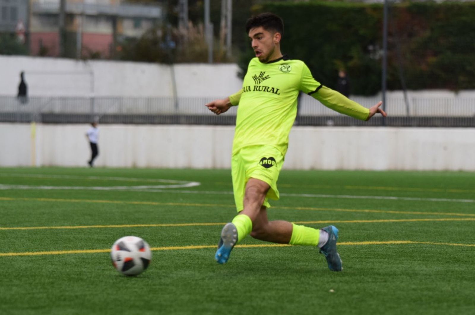 Raúl Prada con el balón