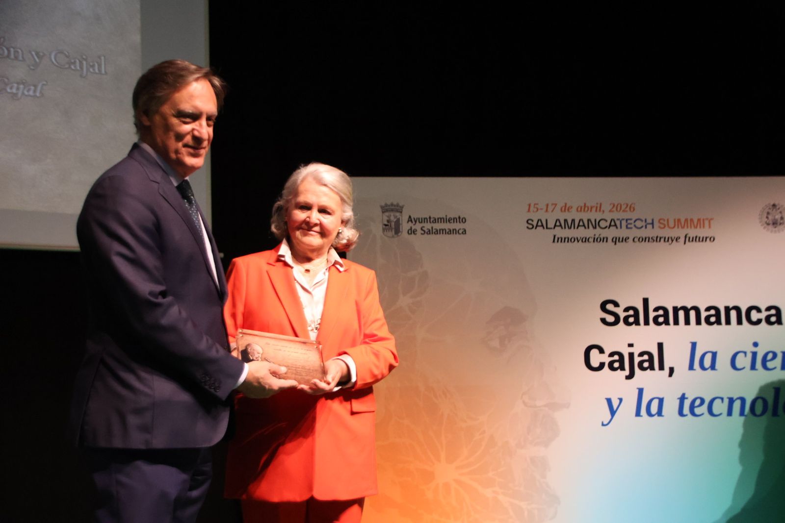 El alcalde de Salamanca, Carlos García Carbayo, recoge los Premios Santiago Ramón y Cajal en el marco de Salamanca Tech Summit