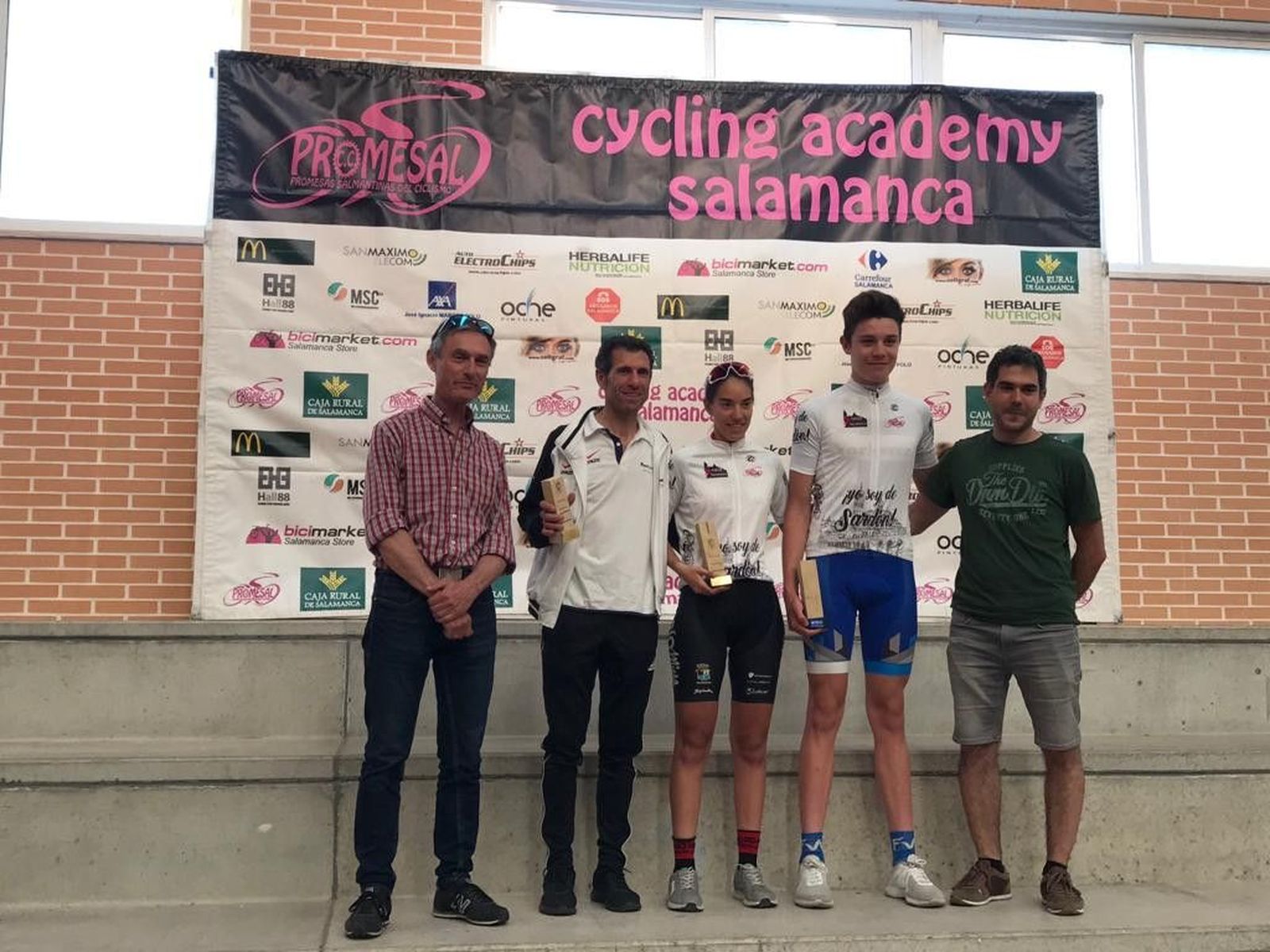 Estela Domínguez junto a su padre, Juan Carlos Domínguez, cuando fue ganadora de la prueba con el maillot blanco de Sardón junto a Iván Romeo. Foto de archivo