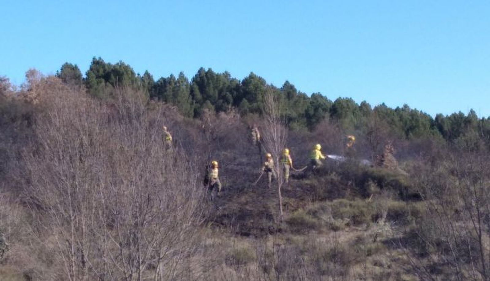 Los bomberos trabajan en un incendio