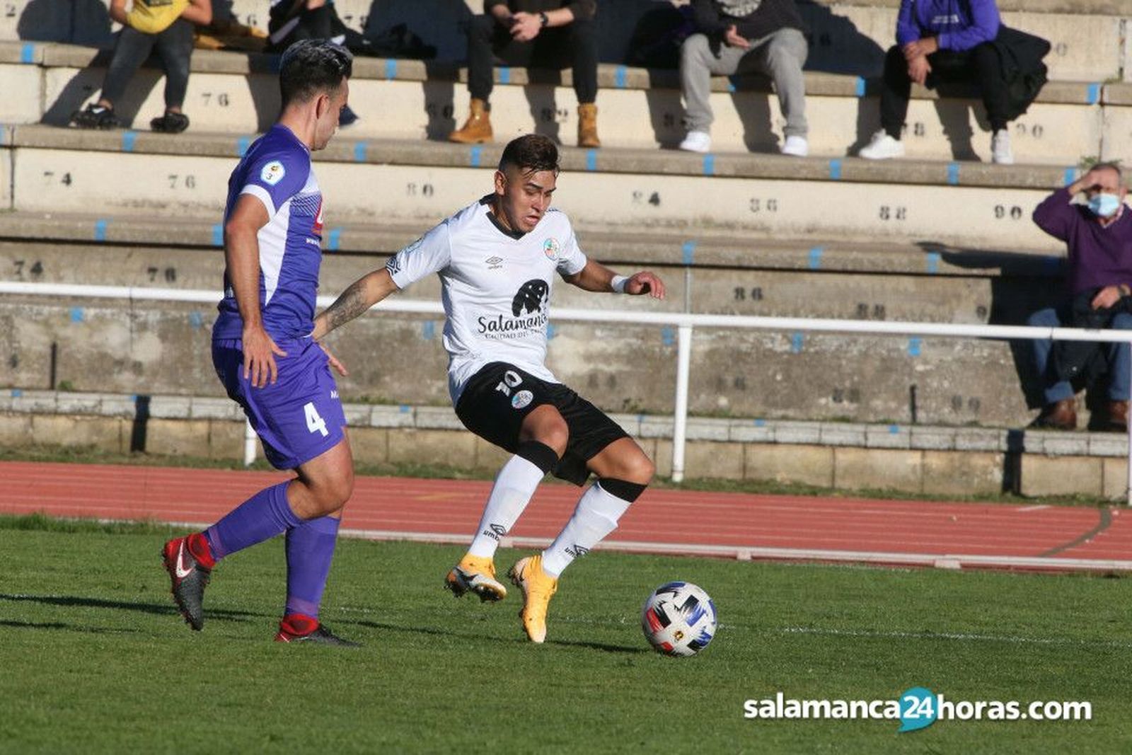 Denilson Villa, en el derbi ante el Peñaranda / FOTO SALAMANCA24HORAS.COM