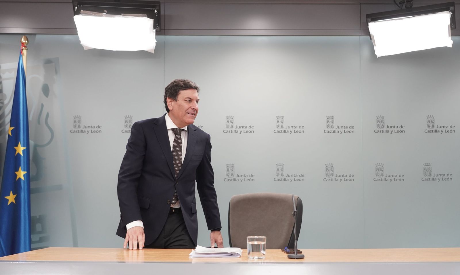 El consejero de Ecpnomía y Hacienda y portavoz en funciones de la Junta, Carlos Fernández Carriedo, comparece tras el Consejo de Gobienro