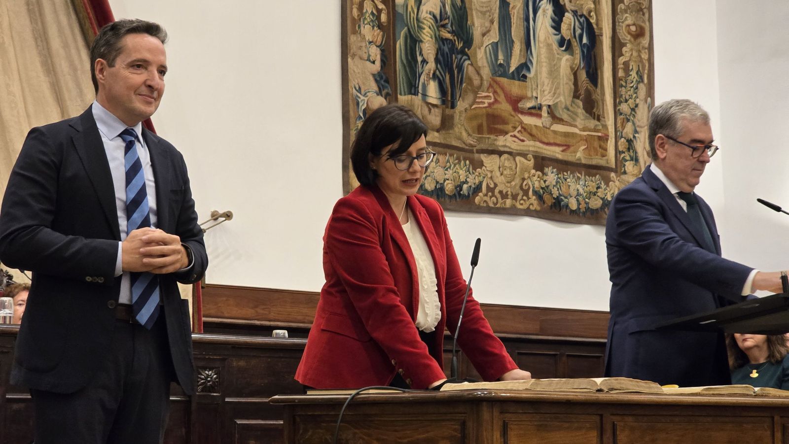 El rector de la Universidad de Salamanca preside el acto de toma de posesión de nuevos cargos académicos y del personal docente e investigador