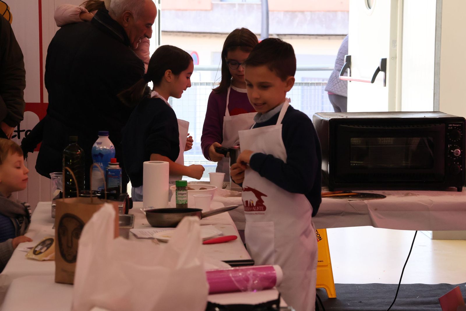 GALERÍA | Los niños descubren la gastronomía local mientras se divierten cocinando