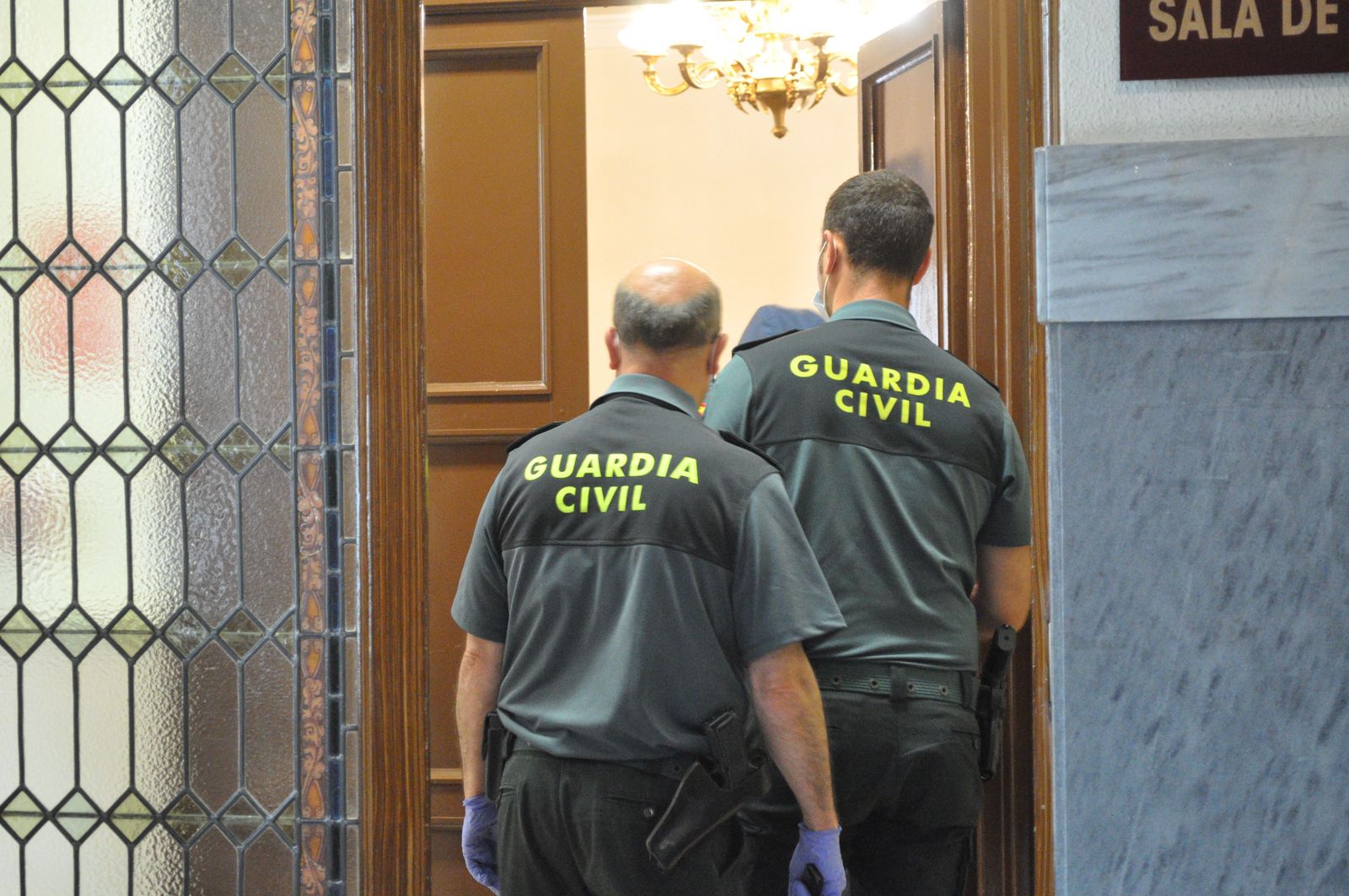 La Guardia Civil acompaña a una persona que va a ser juzgada en Zamora