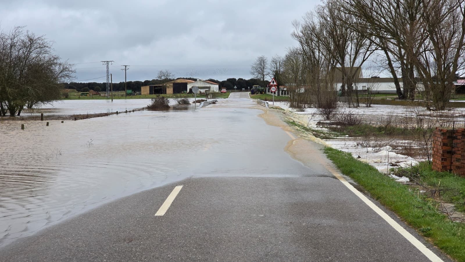 Inundana la DSA-310, en la carretera de Matilla de los Caños