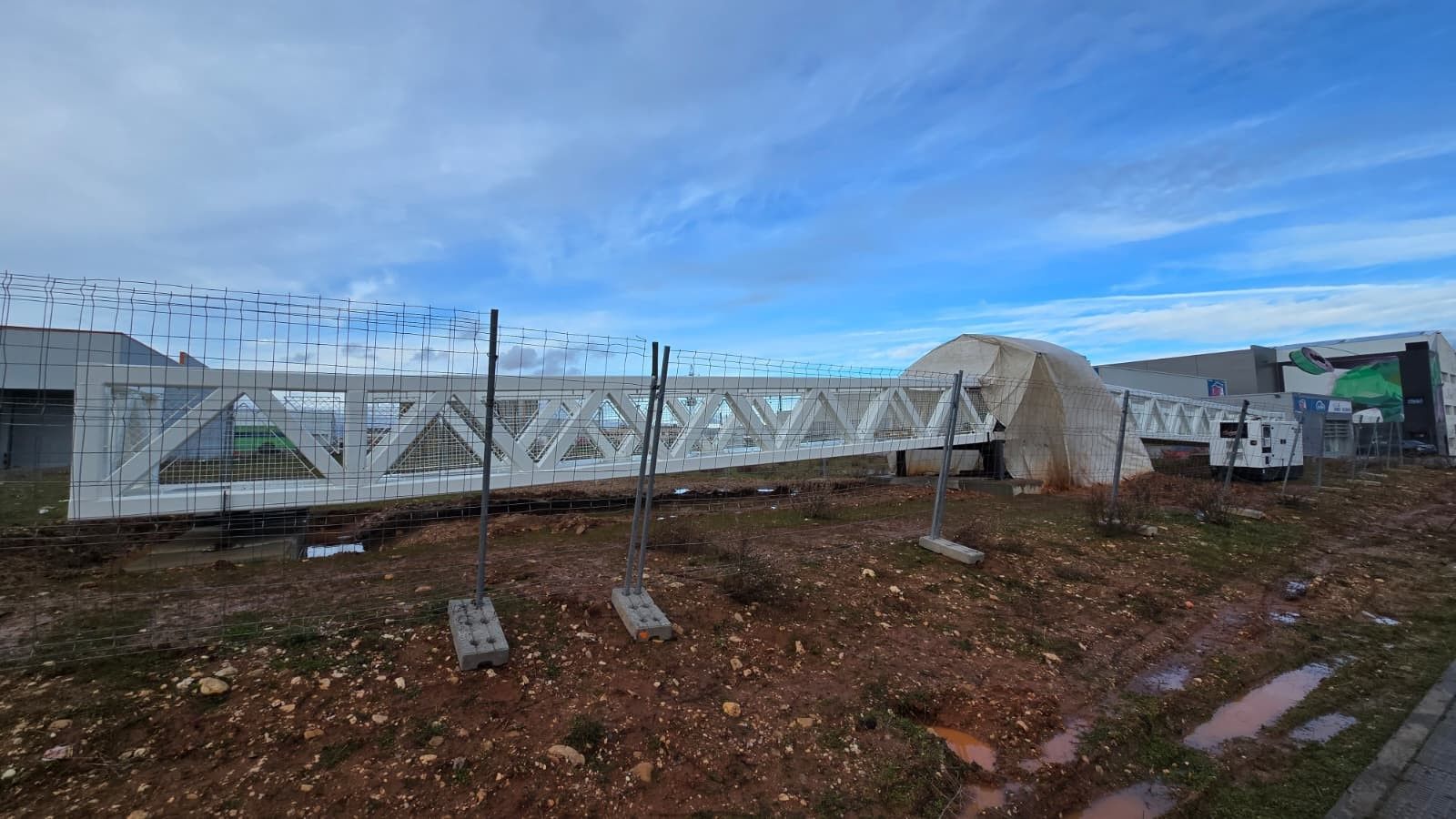Pasarela peatonal en Carbajosa sobre la Ronda Sur (4).jpg