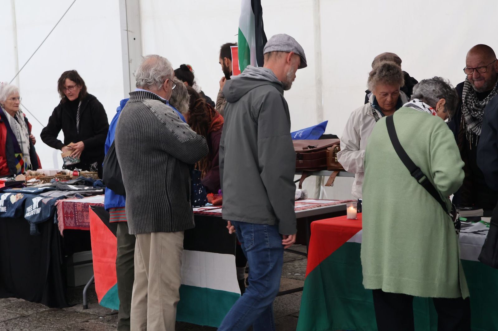GALERÍA | Inauguración del mercadillo solidario en la Plaza Mayor de Zamora en apoyo al pueblo palestino