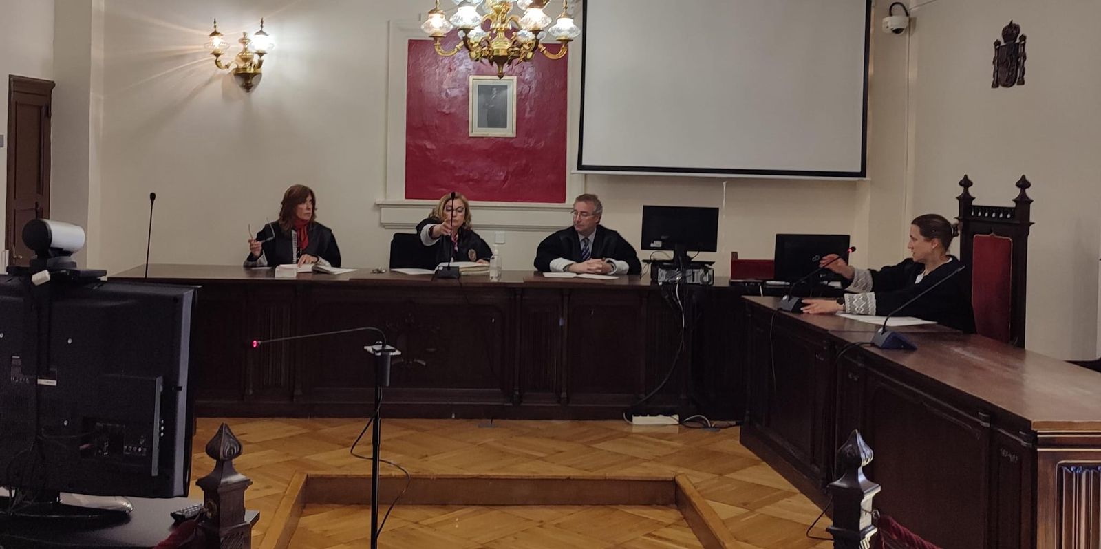 Imagen de la sala antes del comienzo del juicio