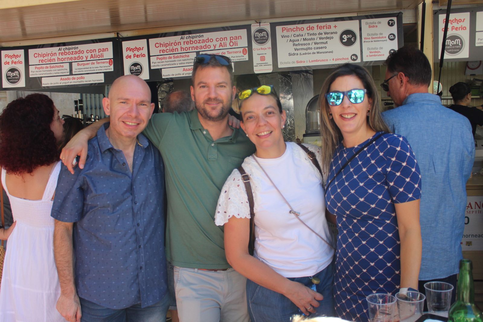 Ambiente en la Feria de Día en el mediodía de este domingo
