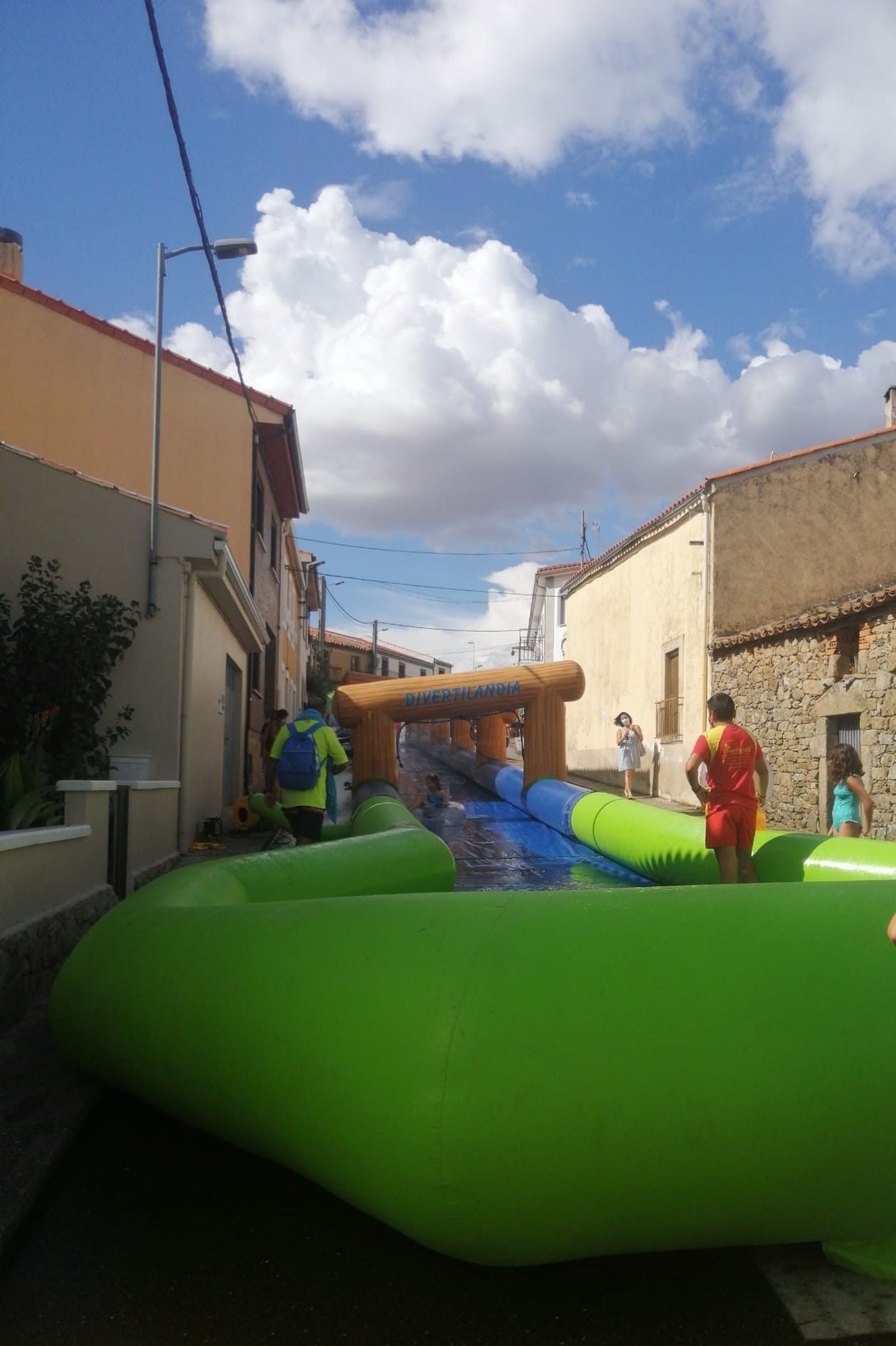 Los jóvenes de Pereña de la Ribera disfrutan del parque acuático.
