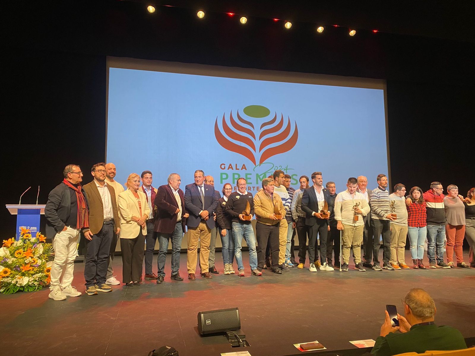 Imagen de los ganadores con las autoridades