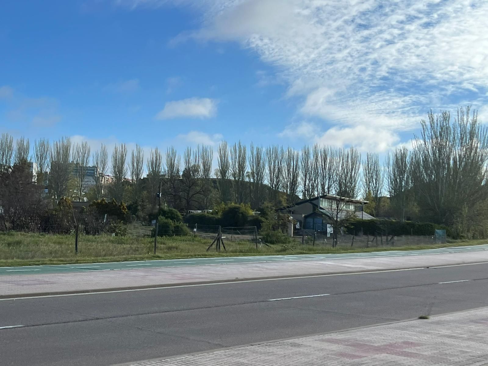 Más de un centenar de personas participan en una fiesta ilegal en un vivero junto a Salas Bajas | Salamanca 24 Horas