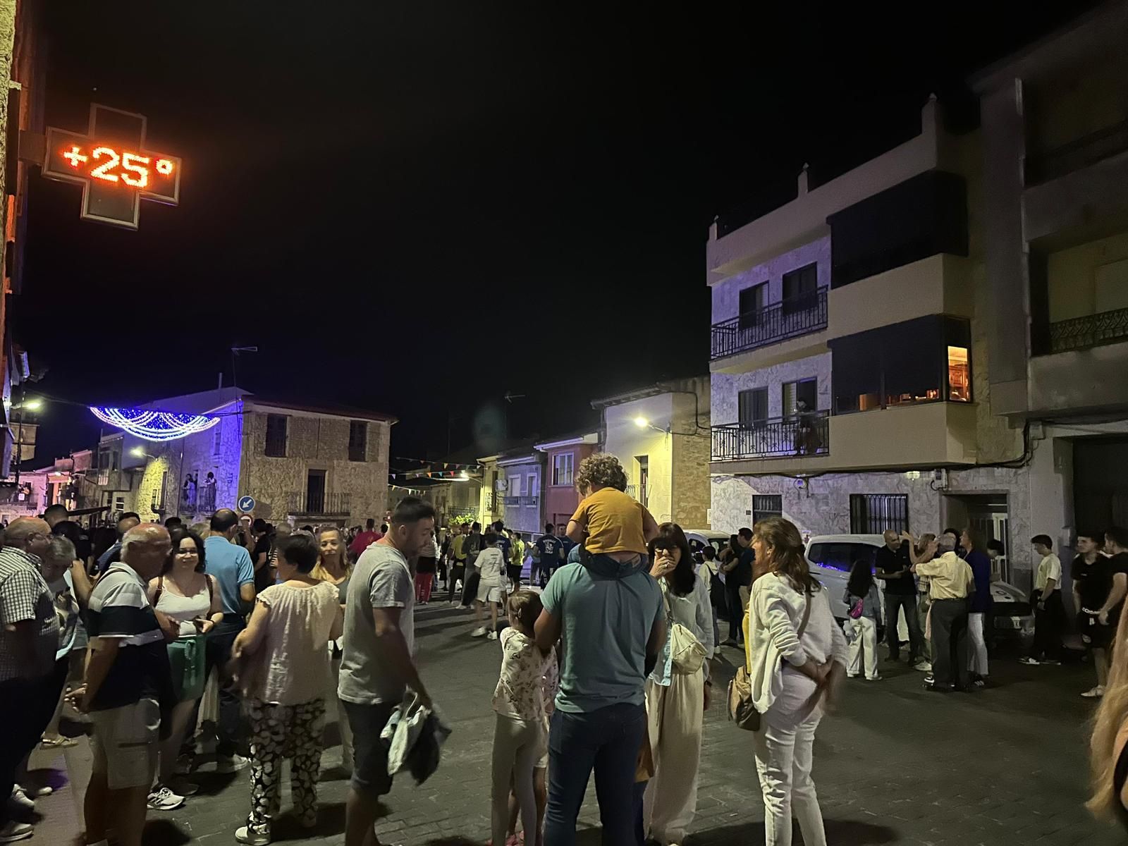 El desfile de carrozas de Aldeadávila vuelve a llenar de luz y color las calles en sus fiestas