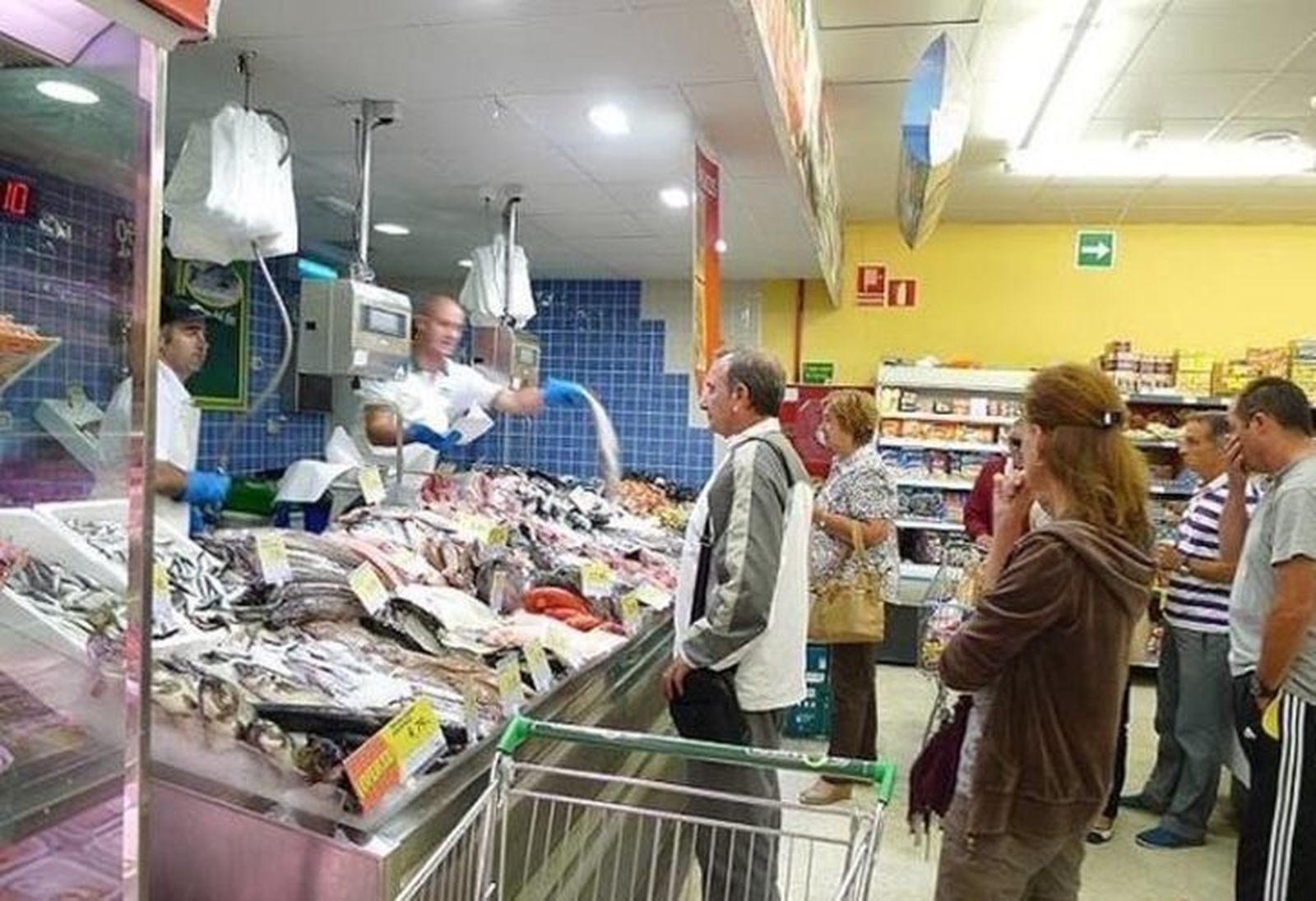 Gente comprando en un supermercado.Archivo