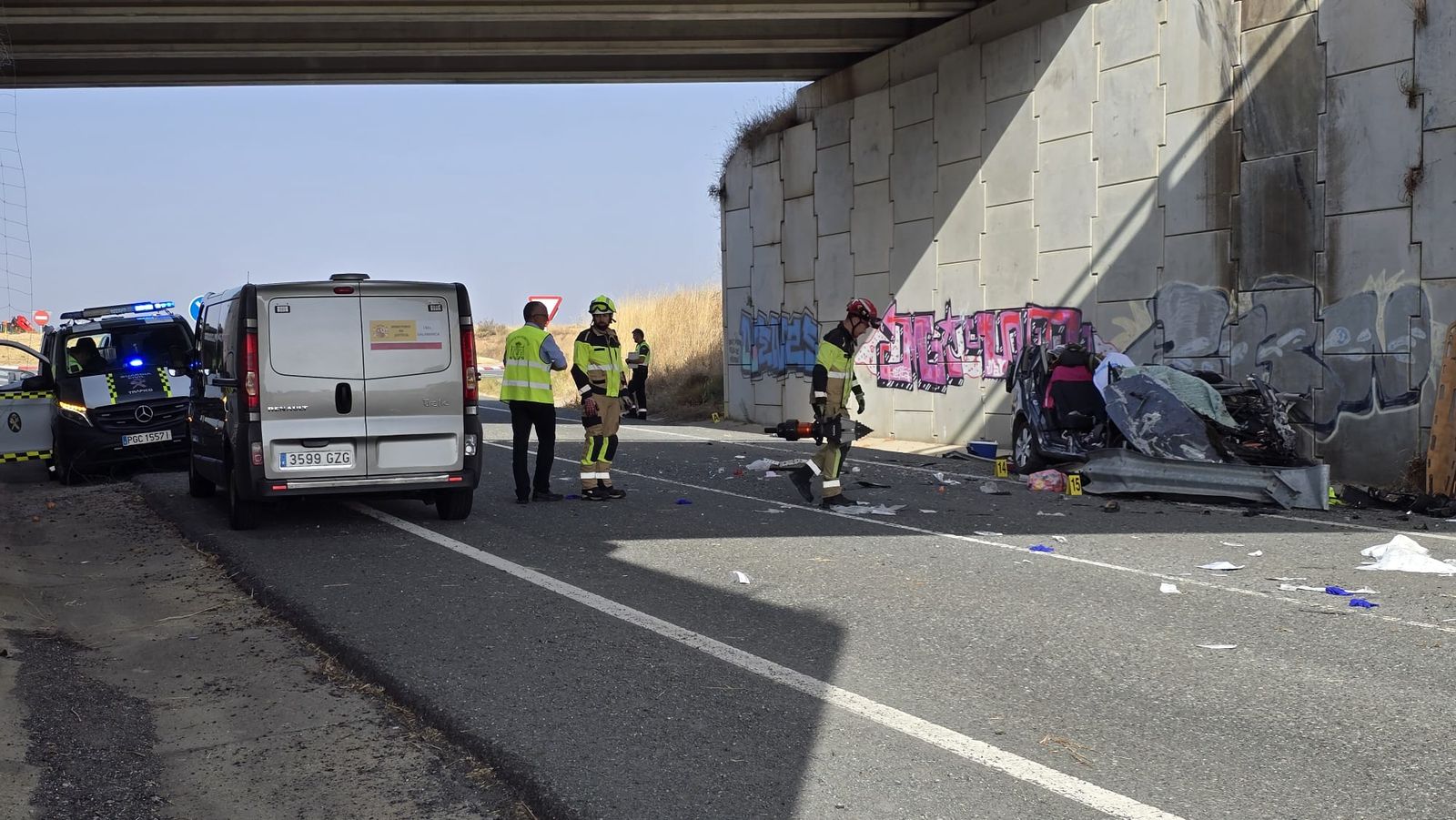 Un vehículo se precipita a unos siete metros de altura desde la A-66 a la N-630