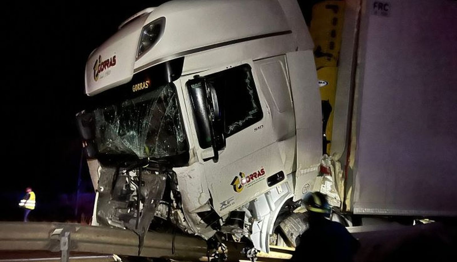 Dos fallecidos en una colisión entre un coche y un camión en Peñafiel. FOTOS BOMBEROS DIPUTACIÓN DE VALLADOLID