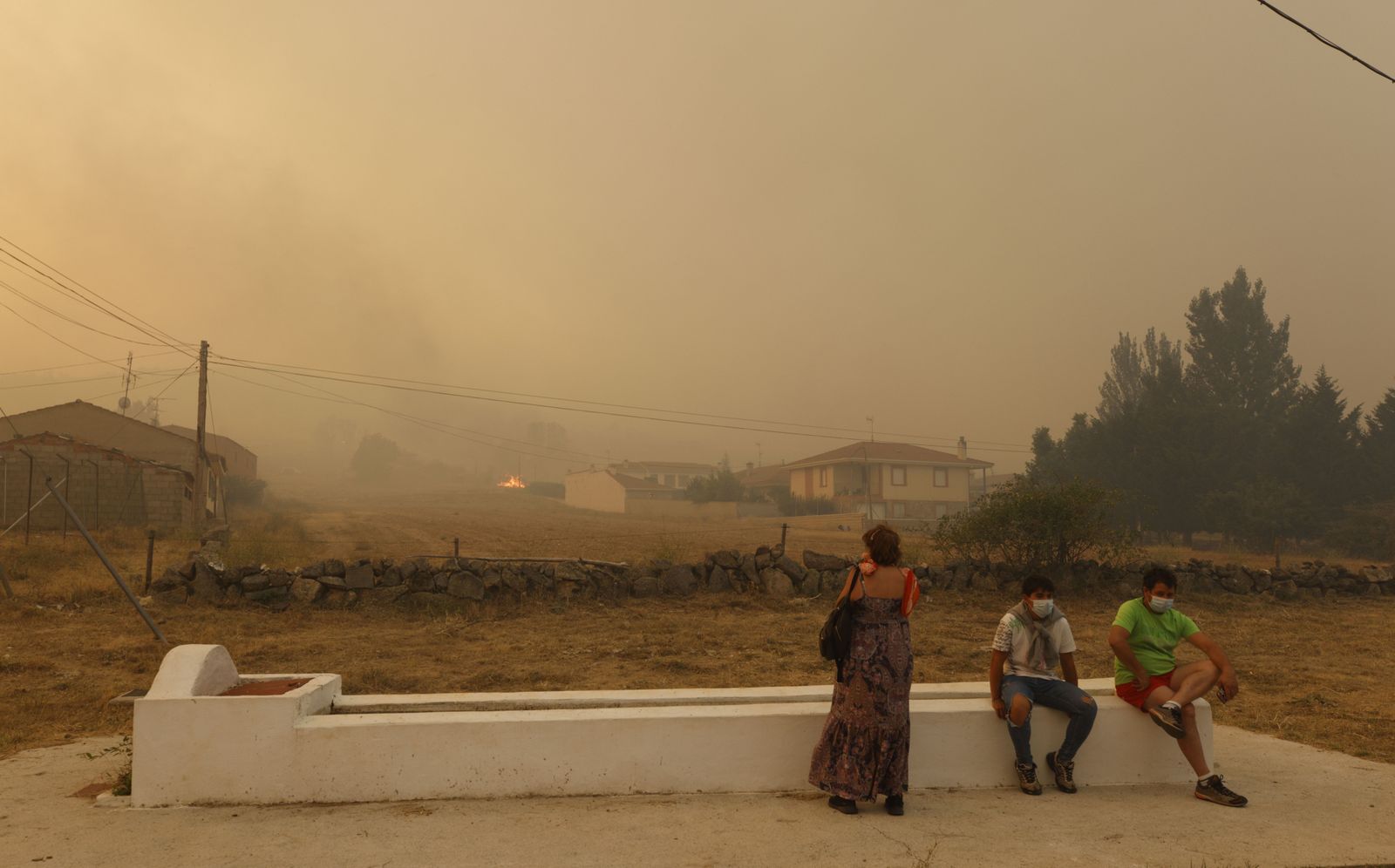 Vecinos de Sotalbo, desalojados por el incendio de Navalacruz