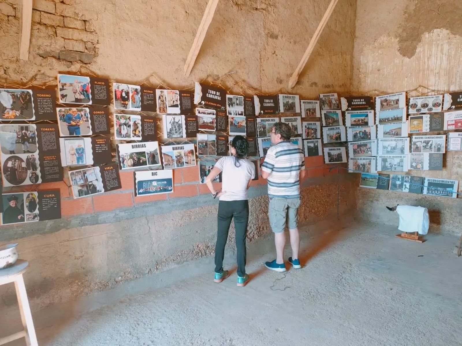 Exposición sobre el Toro de Carnaval en Morales de Valverde. Foto: Benavente Digital