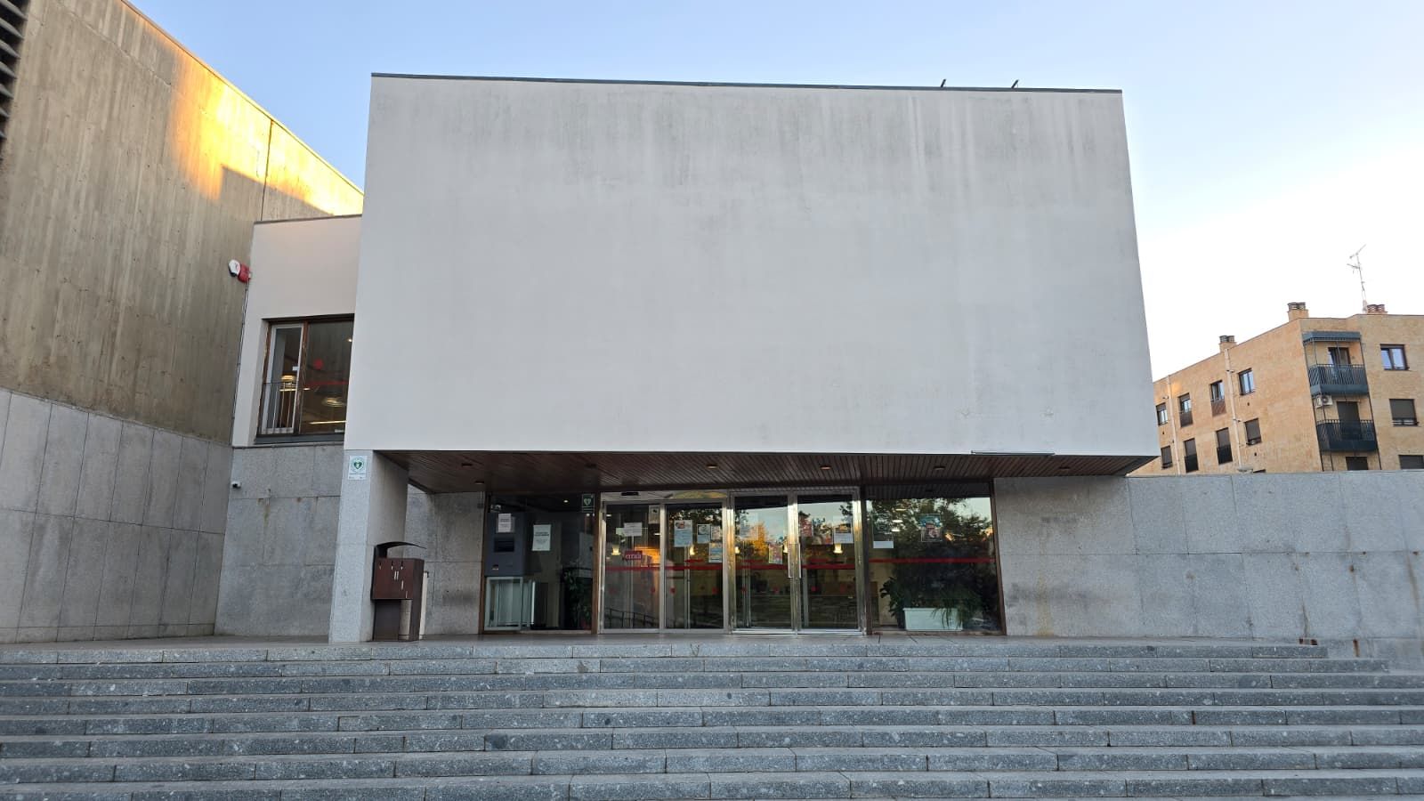 Realizan varias pintadas y ponen silicona en edificos públicos en protesta por Gaza