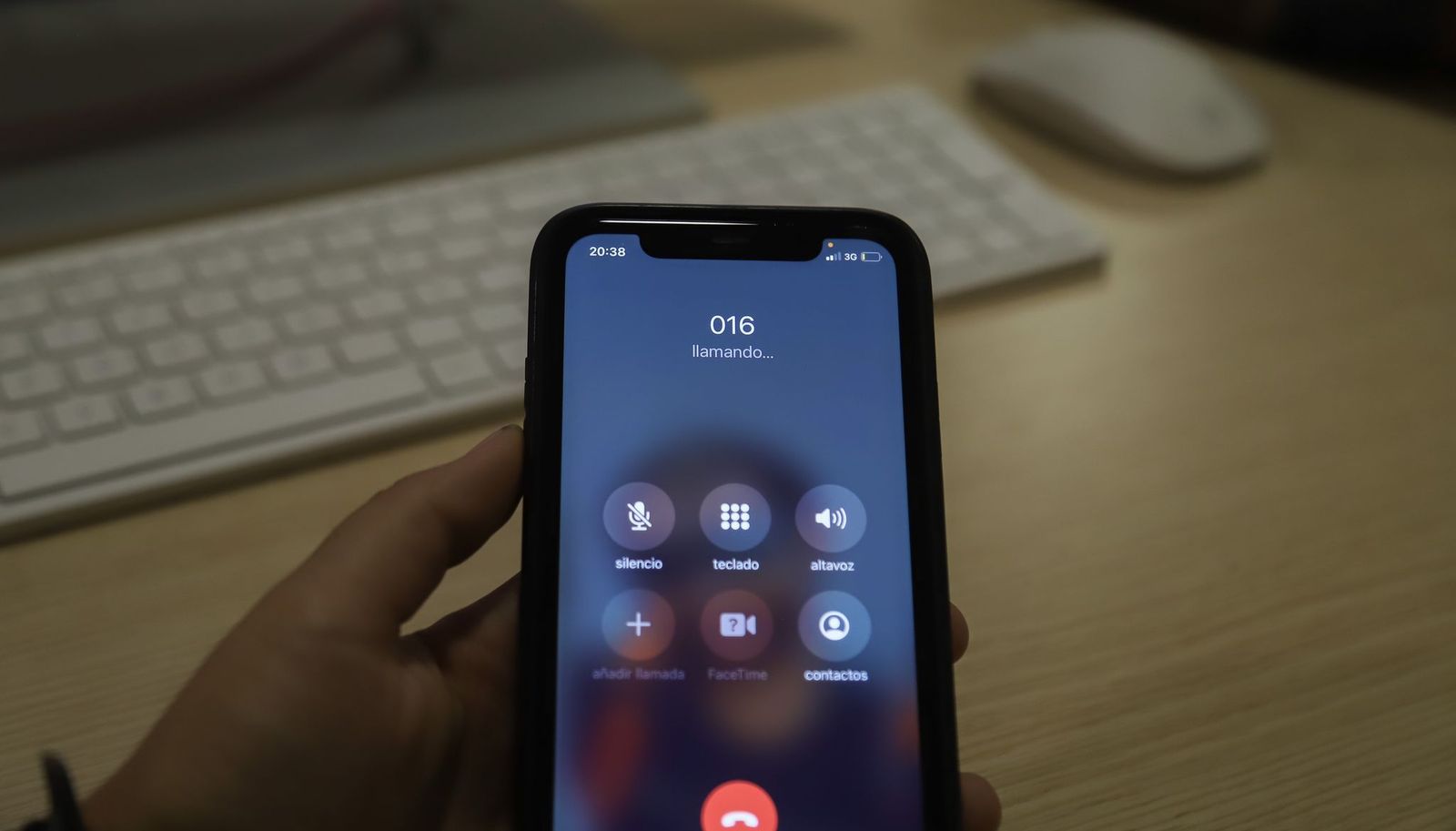 Un teléfono móvil llamando al 016