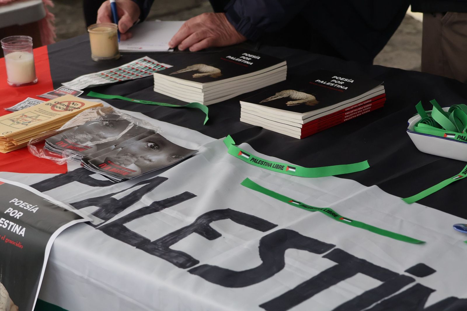 GALERÍA | Inauguración del mercadillo solidario en la Plaza Mayor de Zamora en apoyo al pueblo palestino