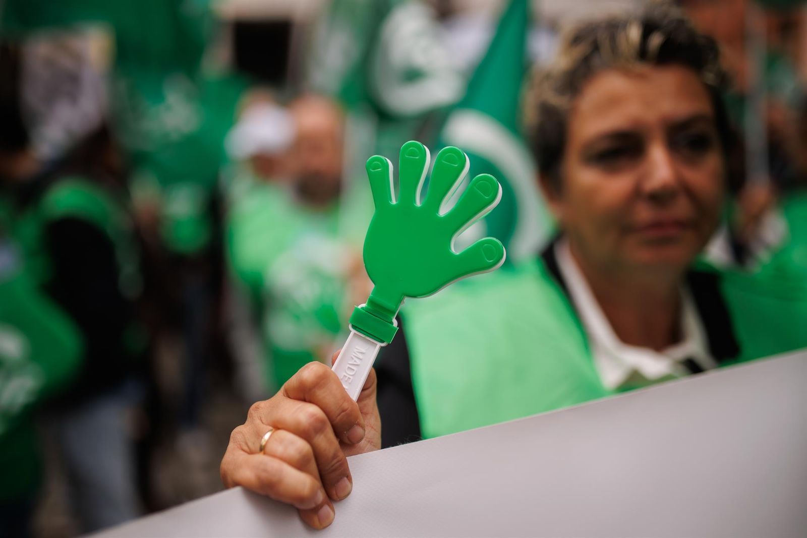 Una mujer sujeta una pancarta durante una concentración de la Central Sindical Independiente y de Funcionarios (CSIF). EP.