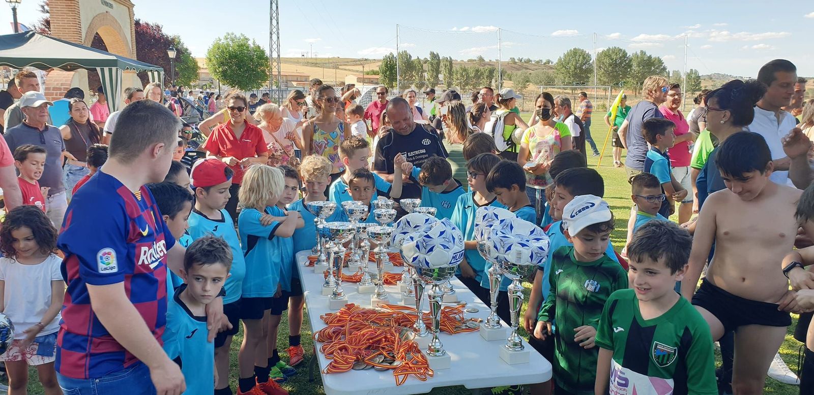 Recogida de trofeos de la primera edición del Campeonato Villa de Venialbo