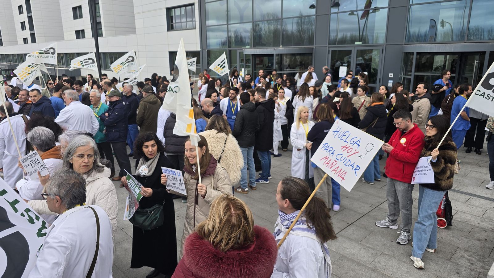 Los médicos de Salamanca se manifiestas a las puertas del hospital