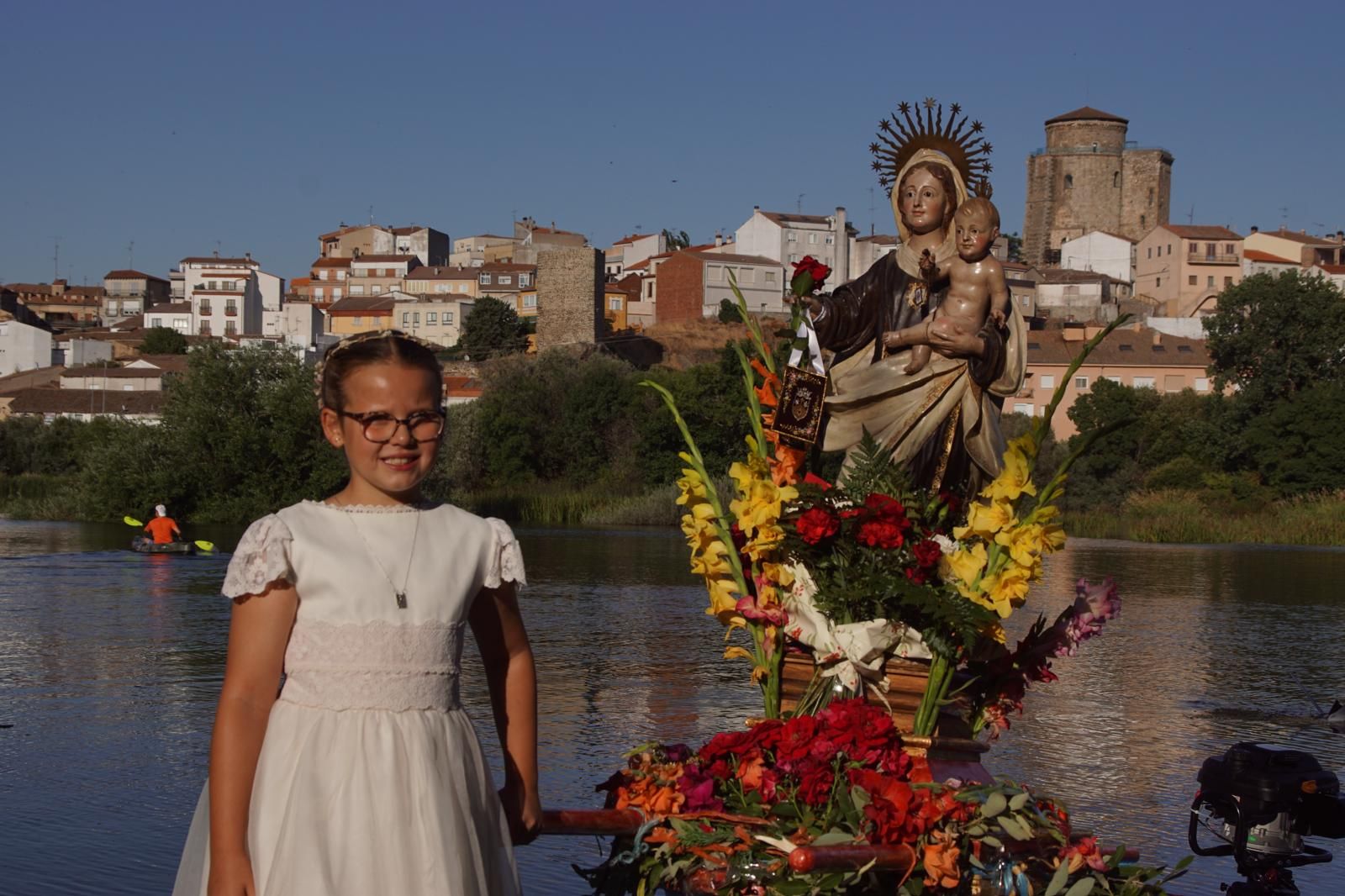 Procesión con la Virgen del Carmen por el río Tormes en Alba (8).jpeg