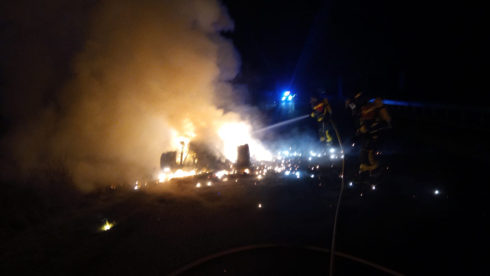 Los Bomberos de la Diputación extinguen el incendio del vehículo