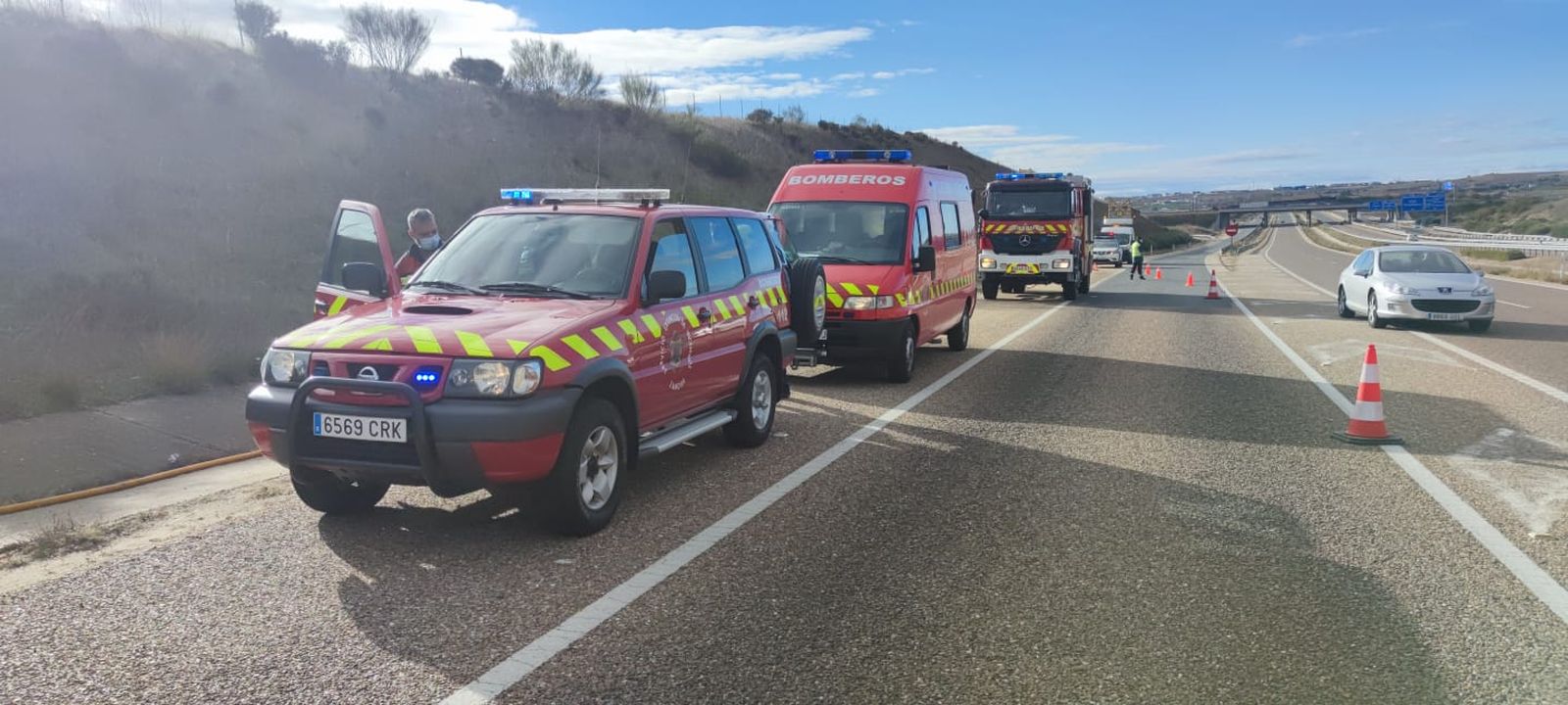 Actuación de los bomberos y la Guardia Civil. Archivo.