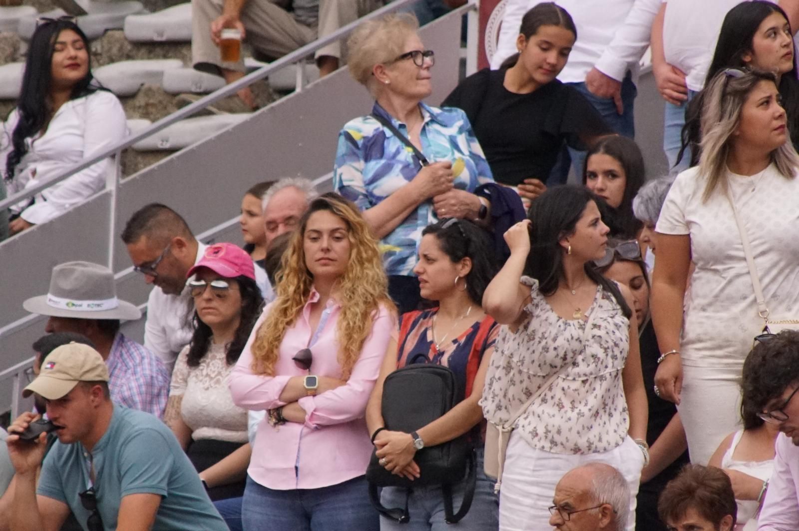 Expectación por ver los caballos de rejoneo en La Glorieta: imágenes del ambiente en los tendidos y en el patio de cuadrillas