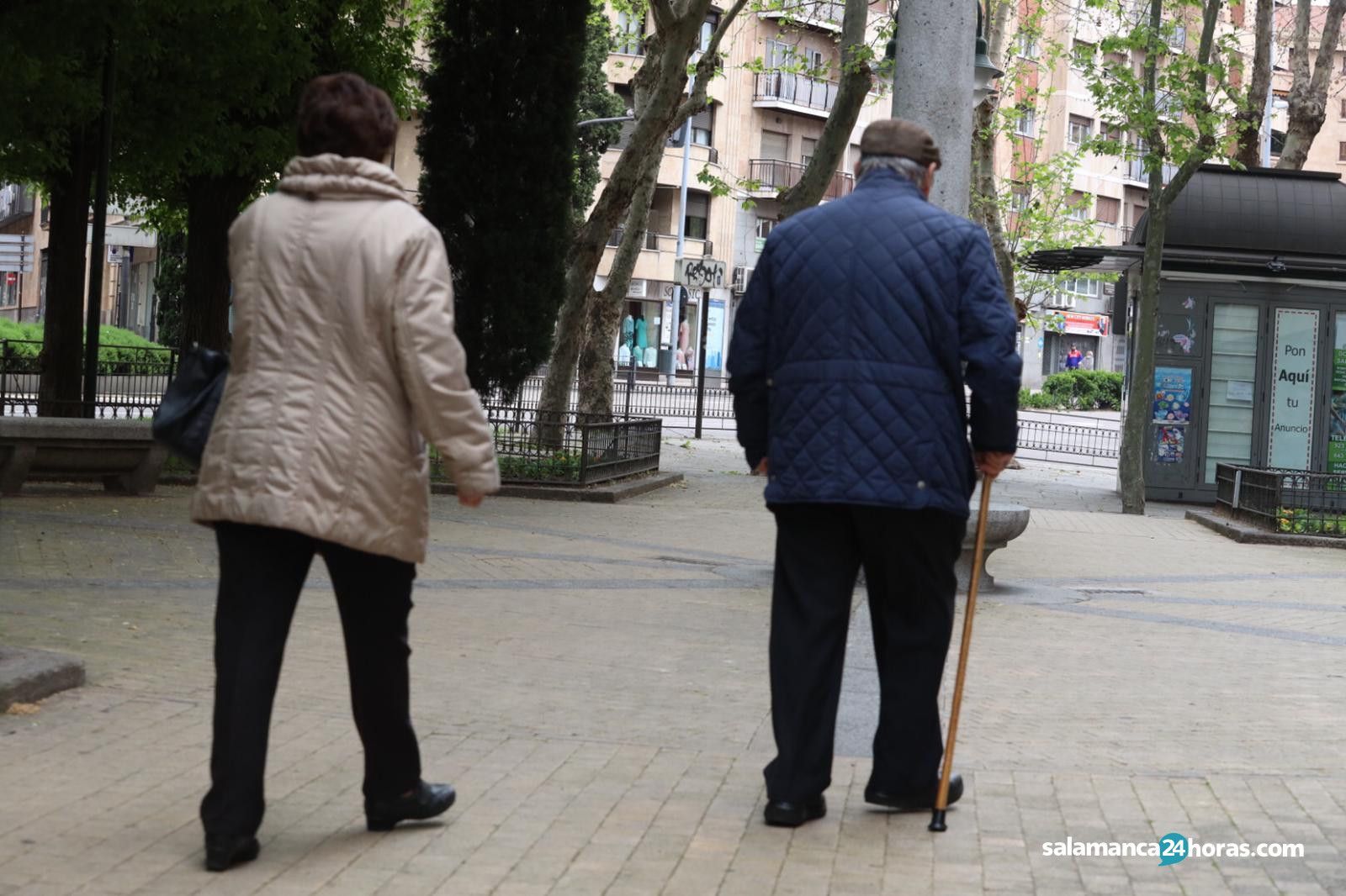 Mayores paseando coronavirus (3)