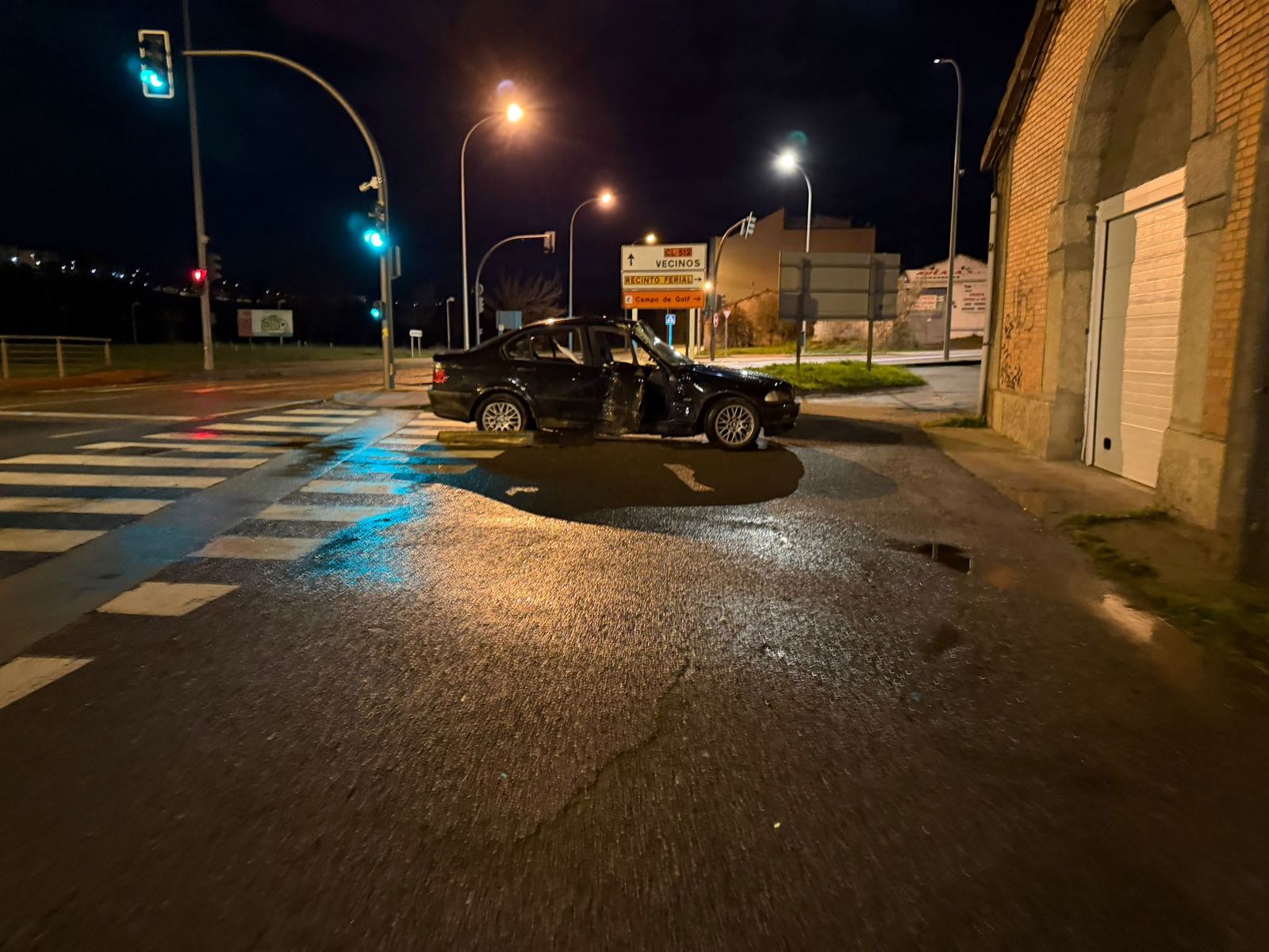 Los Bomberos excarcelan a un hombre tras un fuerte choque en la calle Buenaventura