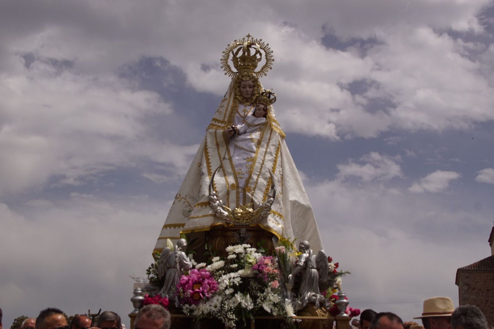 Valdejimena sale a los campos en su romería para honrar a su patrona