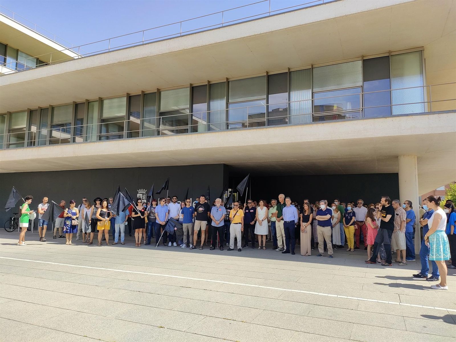 Asistentes al acto ante la Delegación Territorial de la Junta en Salamanca en recuerdo del trabajador forestal fallecido durante las tareas de extinción del incendio de Losacio (Zamora)   EUROPA PRESS