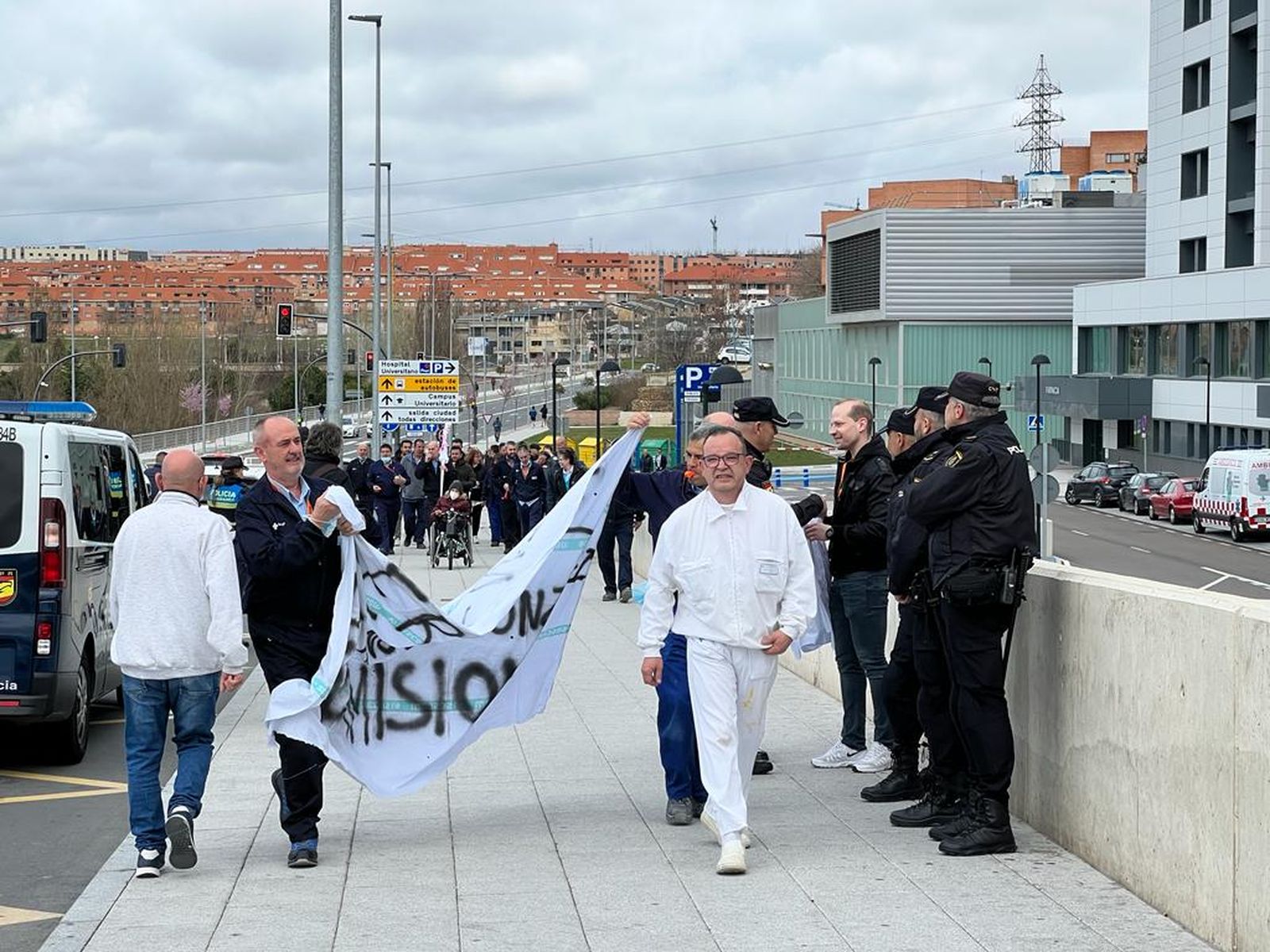 concentracion-de-los-trabajadores-de-mantenimiento-por-la-privatizacion-del-servicio-en-el-hospital-de-salamanca-fotos-s24h-10