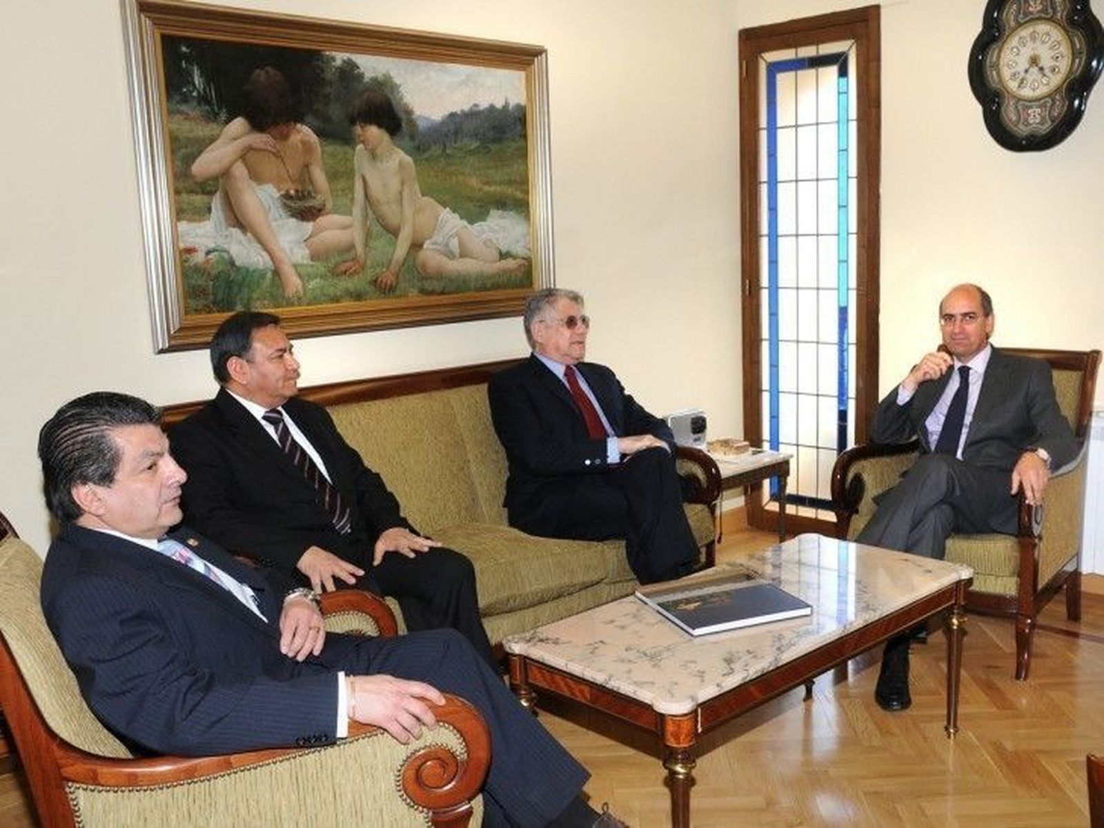 Javier Iglesias recibe al cónsul general de Perú