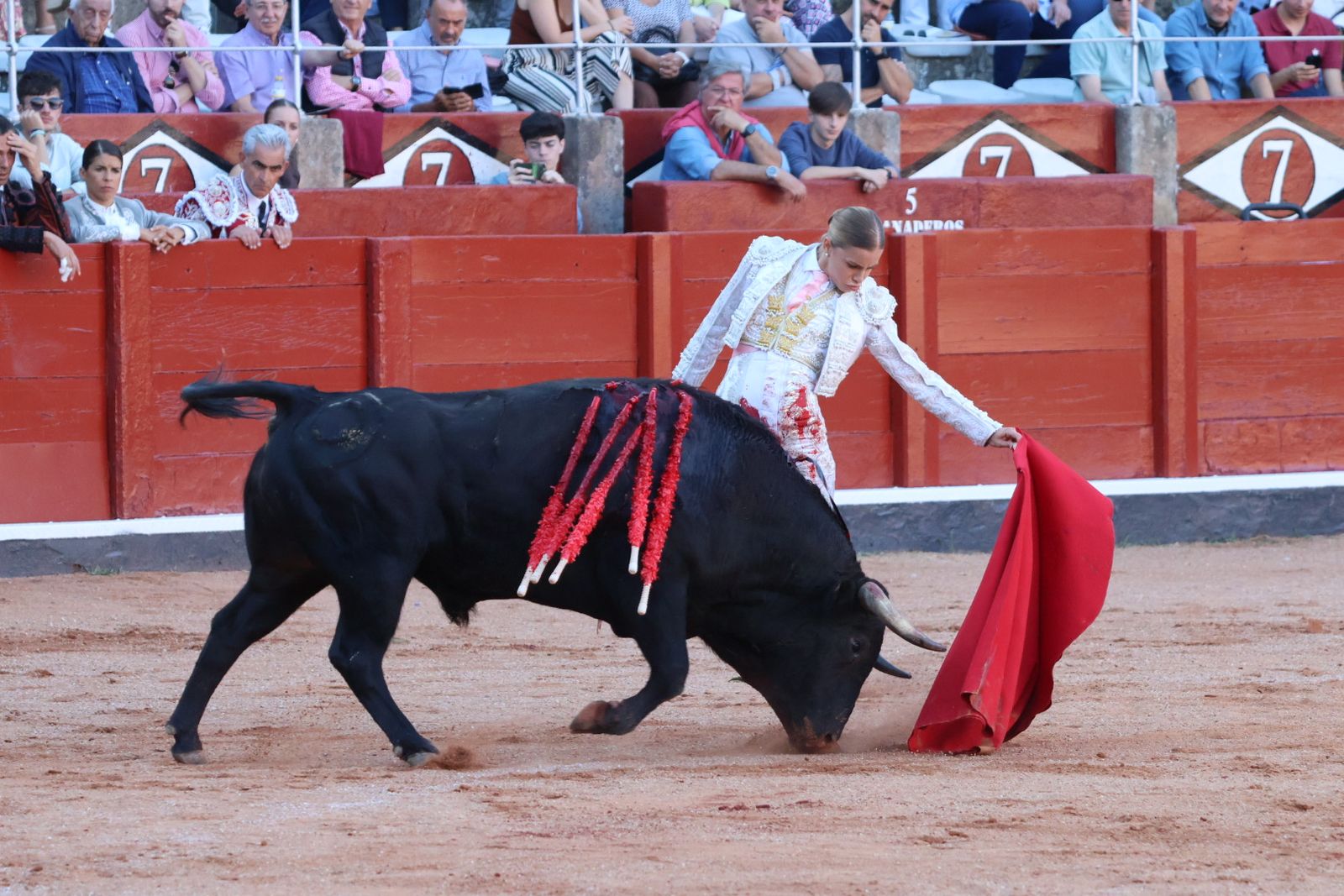 La Glorieta revive el aroma de la feria taurina con el primer festejo: Lea Vicens, Raquel Martín y Olga Casado
