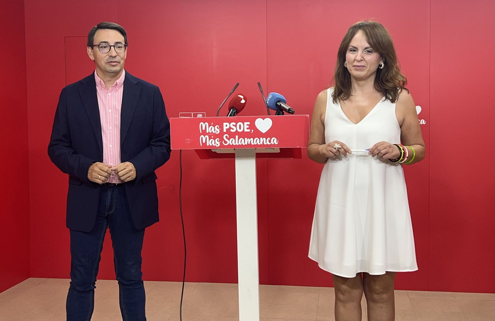 Fernando Pablos y Patricia Gómez en la sede del PSOE en Salamanca