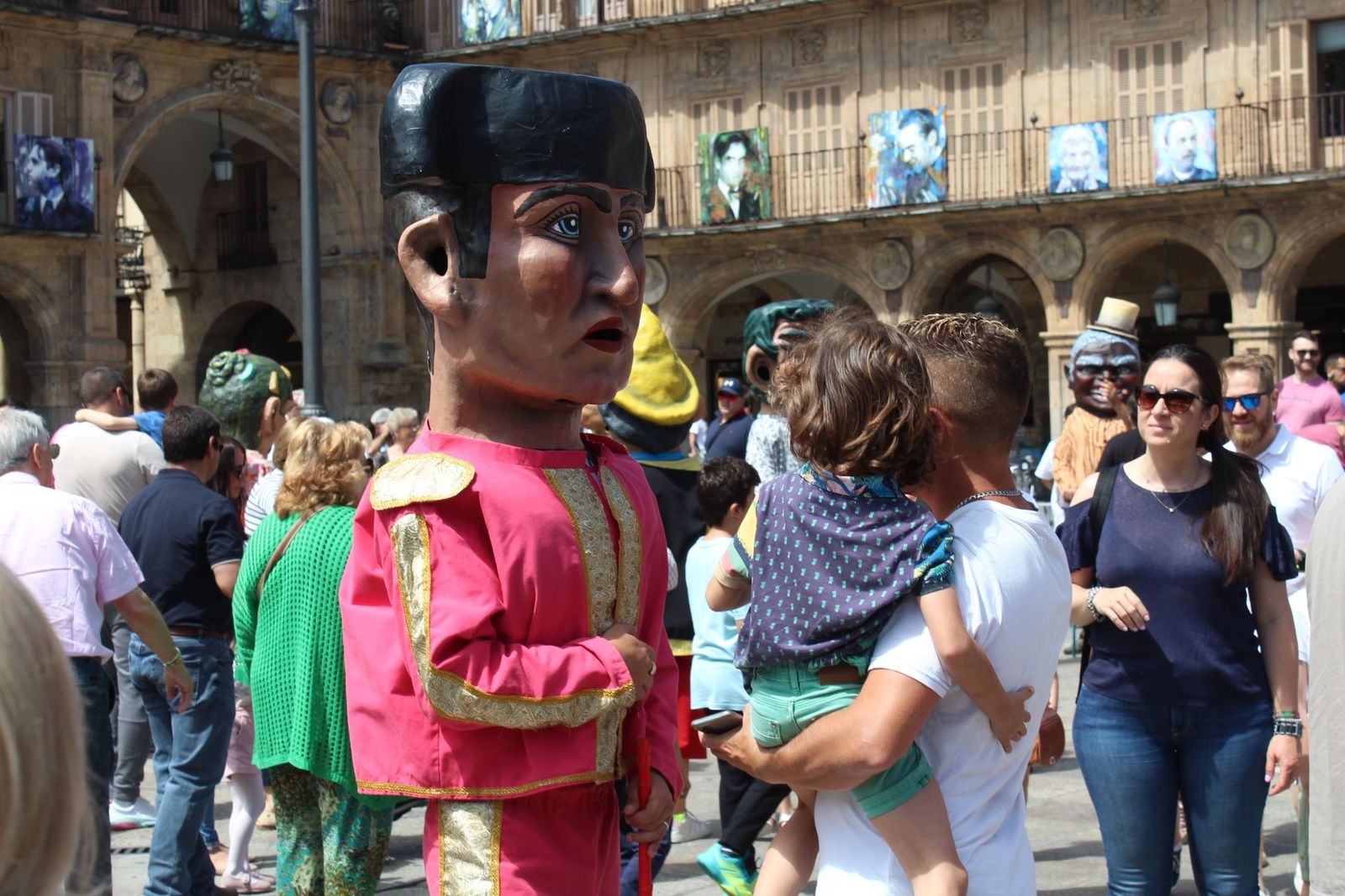 Cabezudos y charangas por el centro de la ciudad