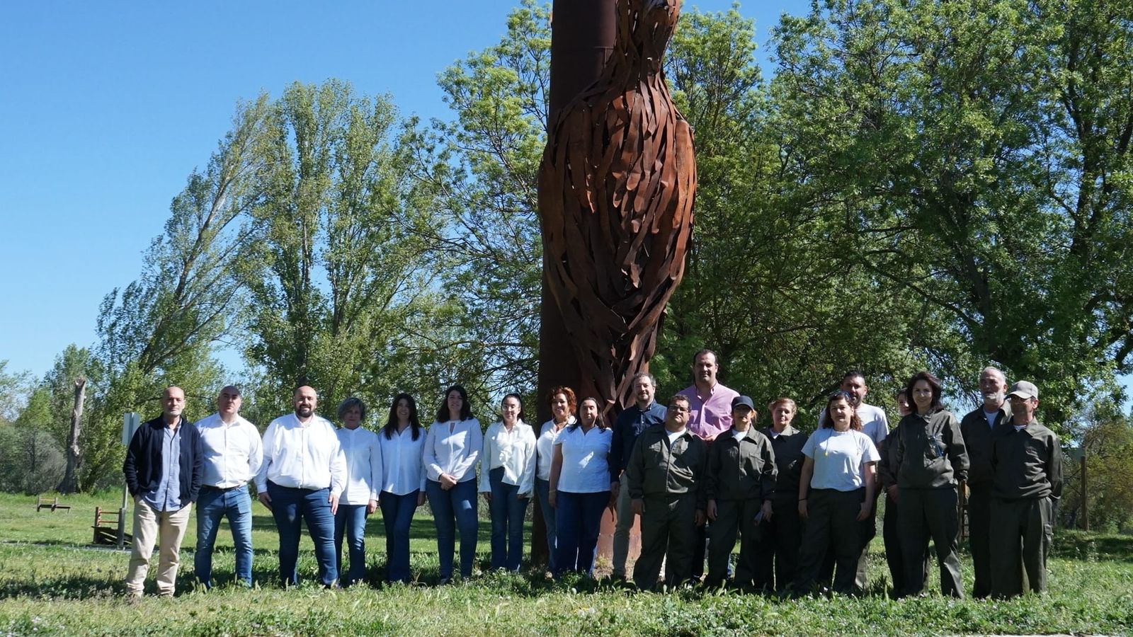 El alcalde de Santa Marta, David Mingo, junto con el concejal de Formación y Empleo, Óscar Santos visitan en la Isla del Soto a los 16 alumnos que este mes de abril acaban de comenzar el Programa Mixto de Formación y Empleo Medio Natural y Promoción Turística en Santa Marta de Tormes