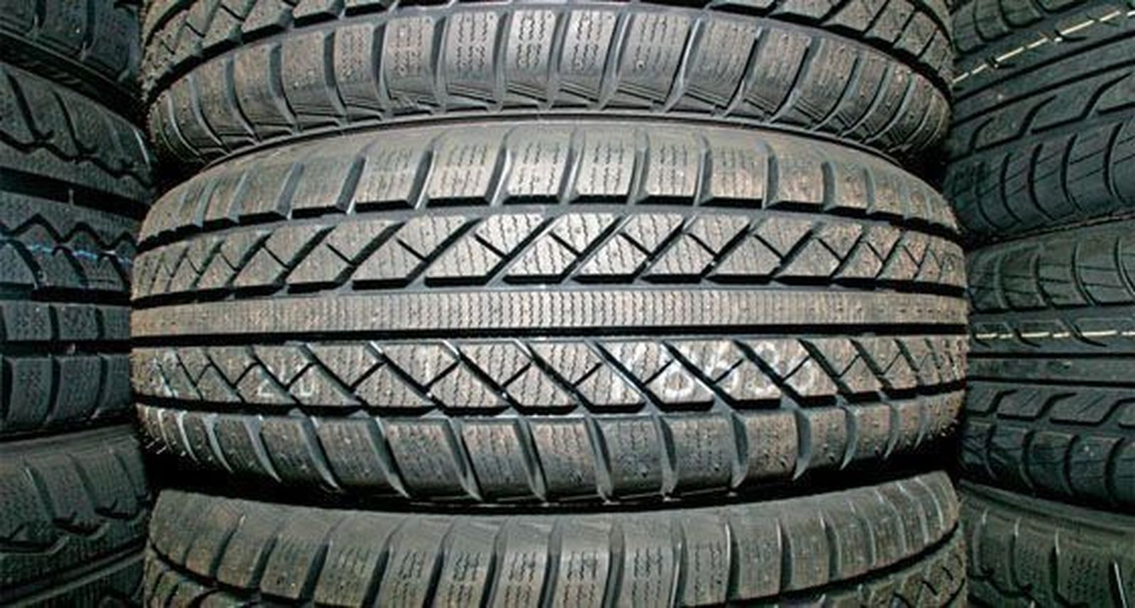 Montañas de neumáticos en vertederos incontrolados