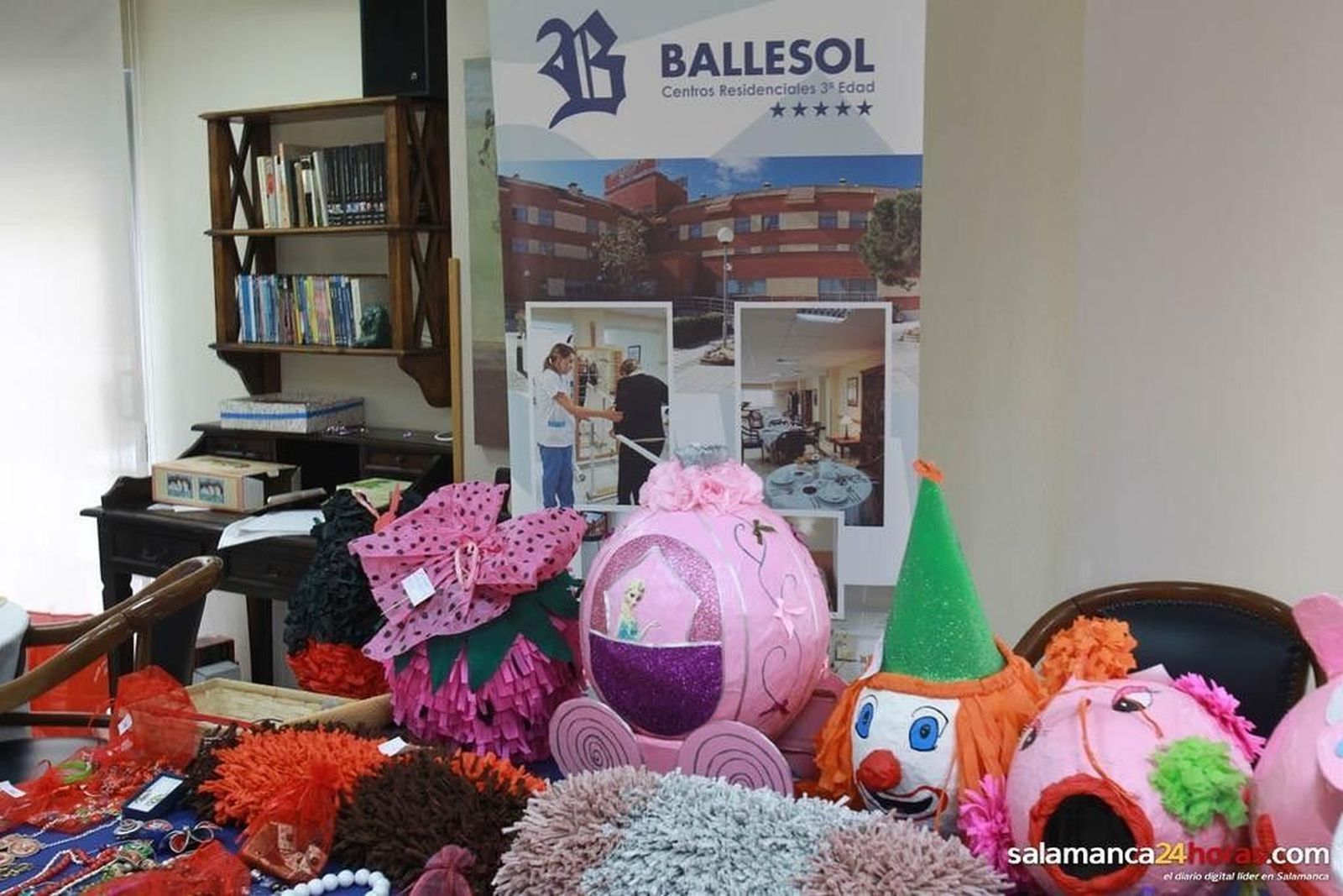 Mercadillo solidario en la residencia Ballesol