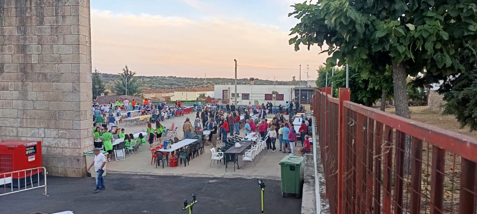 Los vecinos de Pereña de la Ribera se van de cena popular