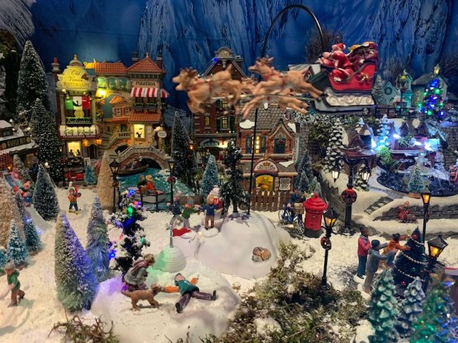 y-a-e-decoracion-navidena-situada-en-una-vivienda-de-la-calle-doctor-talavera-5