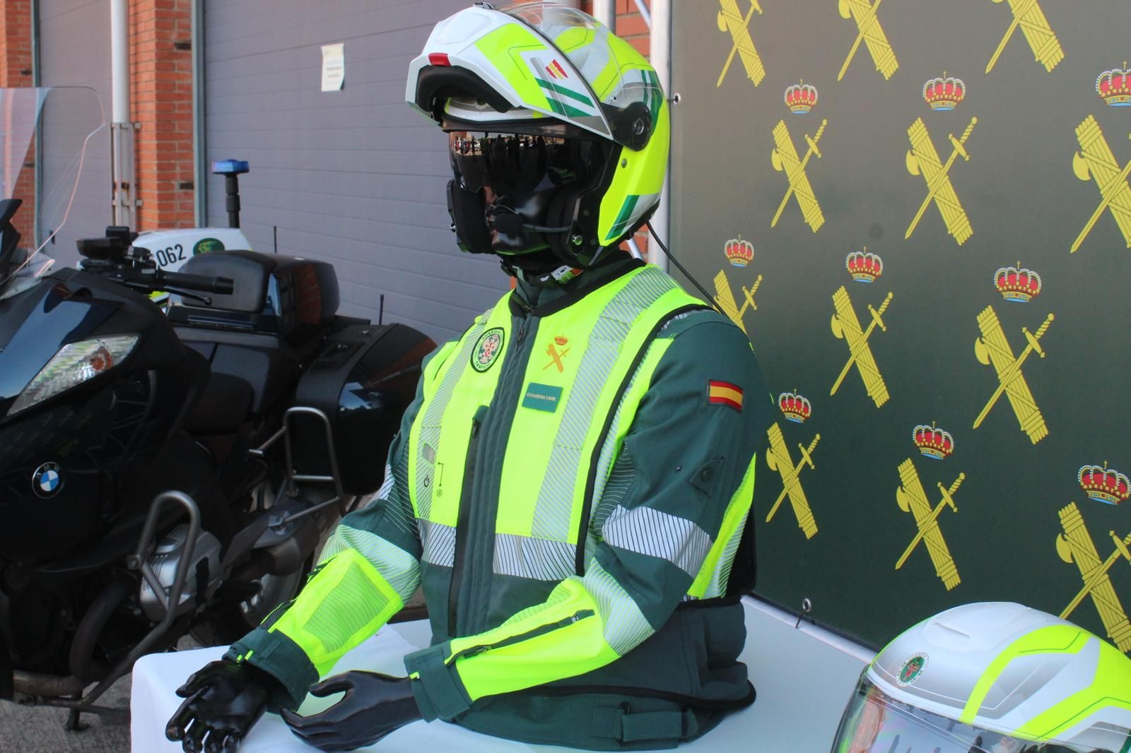 Motos camufladas y chaleco airbag, la nueva cara de la Guardia Civil de Tráfico de Salamanca